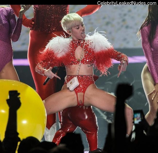 Miley-Cyrus-nude-celebrity-pictures-28