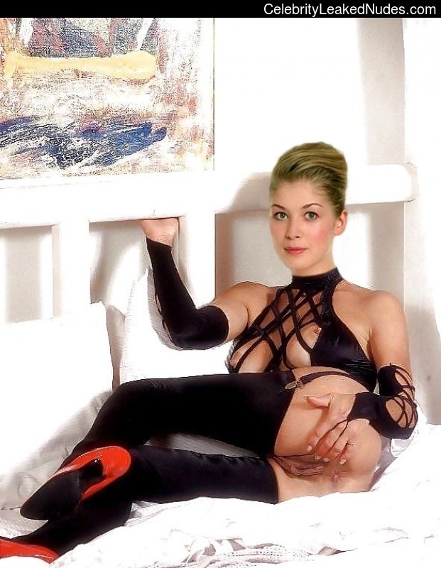 Rosamund-Pike-naked-celebrity-pics-15